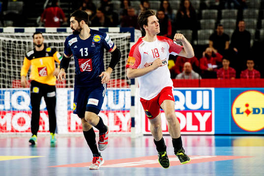 Danmarks Hans Lindberg jublar bredvid Frankrikes Nikola