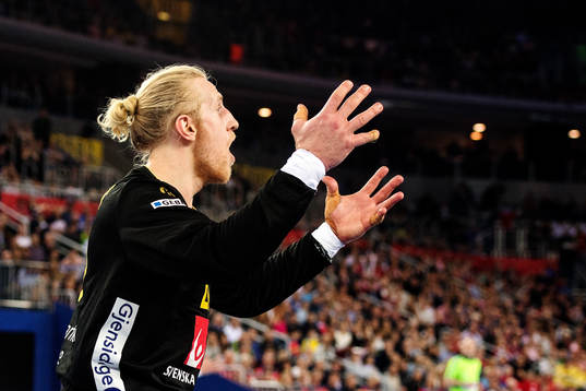 Sveriges målvakt Mikael Appelgren reagerar
