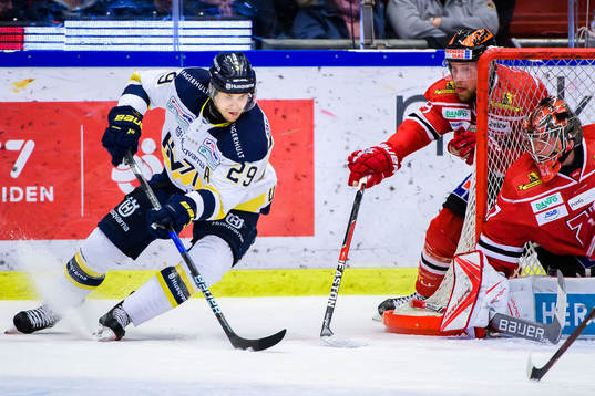 s David Ullström och Örebros Viktor Ekbom och målvakt