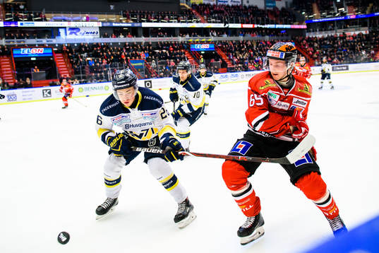 s Erik Brännström och Örebros Sakari Manninen
