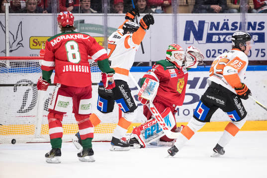 Karlskronas Joel Kellman och Carl Persson jublar framför