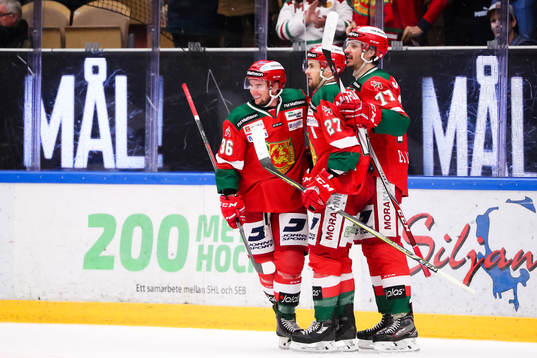 Moras Jason Akeson  jublar med Matt Bailey och Keaton