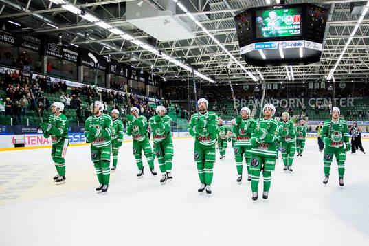 Rögles spelare jublar