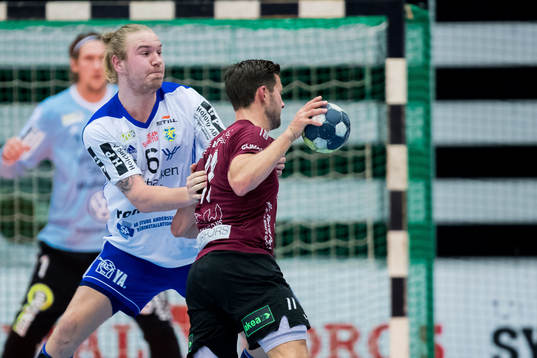 Ystads Emil Hansson försvarar  mot Lugis Anders Hallberg