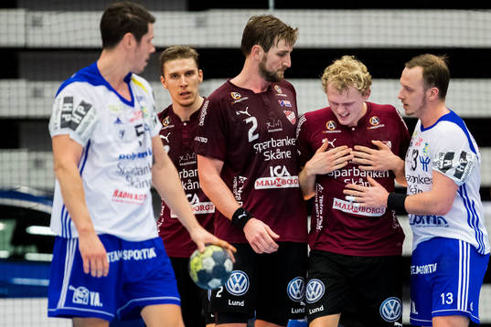 Lugis Alfred Jönsson håller sig för bröstkorgen