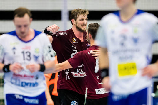 Lugis Jakob Wickman Modigh jublar samtidigt som Ystads Carl