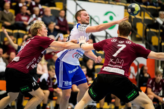 Ystads Eric Schefvert Forsell anfaller mot Lugis Alfred