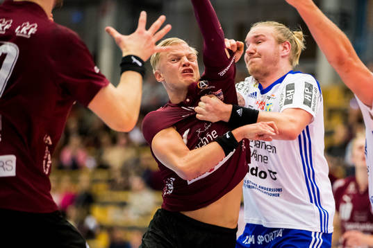 Lugis Hampus Jildenbäck stoppas av Ystads Emil Hansson