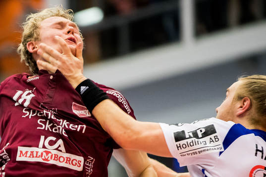 Lugis Alfred Jönsson får en hand i ansiktet av Ystads