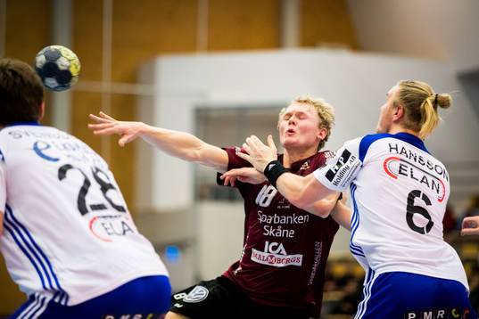 Lugis Alfred Jönsson stoppas av Ystads Emil Hansson