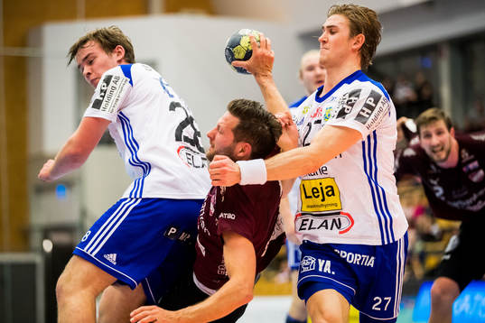 Ystads Jonathan Svensson och Anton Hallbäck stoppar Lugis