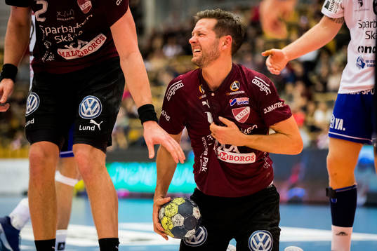 Lugis Anders Hallberg tar sig för bröstkorgen