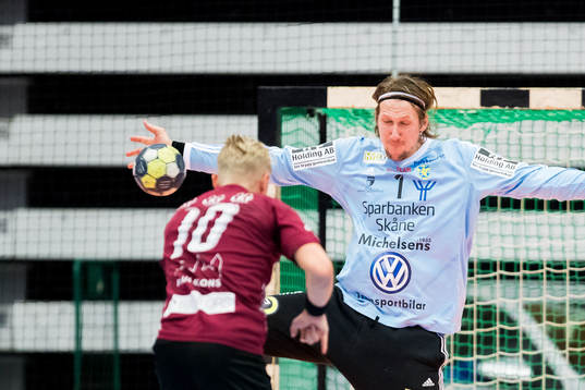 Ystads målvakt Anders Persson räddar