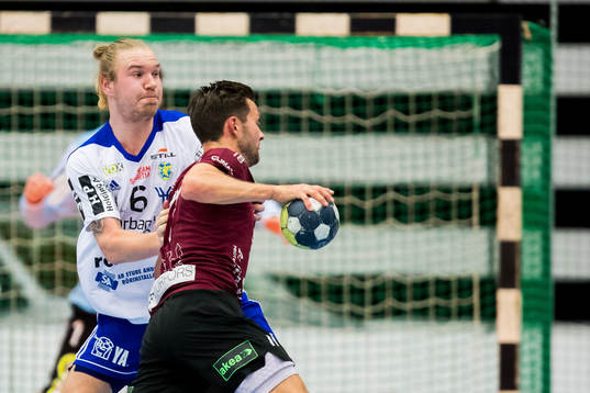Ystads Emil Hansson försvarar mot Lugis Anders Hallberg