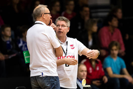 Ricohs tränare Ingemar Linnell (v) diskuterar med tränare