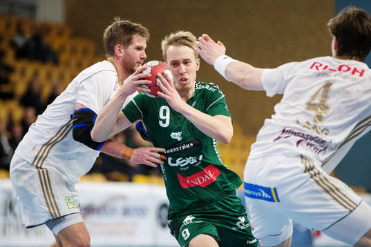Ricohs Jesper Linnell försvarar mot Helsingborgs Linus