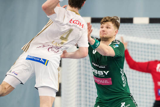 Helsingborgs Jonatan Wilthorn försvarar mot Ricohs Andreas