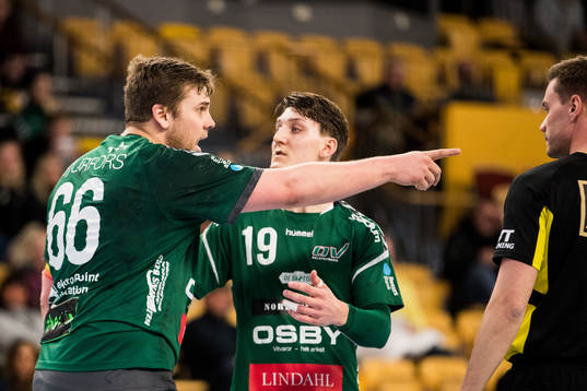 Helsingborgs Linus Nileskog i diskussion med domaren