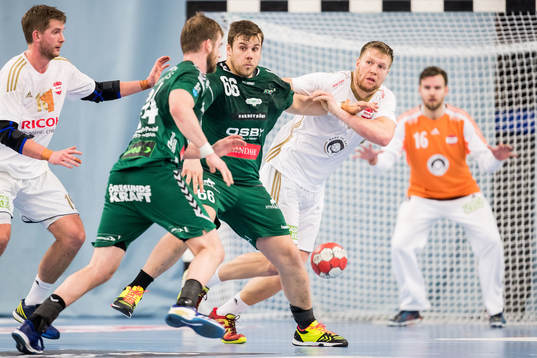 Ricohs Patrik Lindblad håller fast Helsingborgs Linus