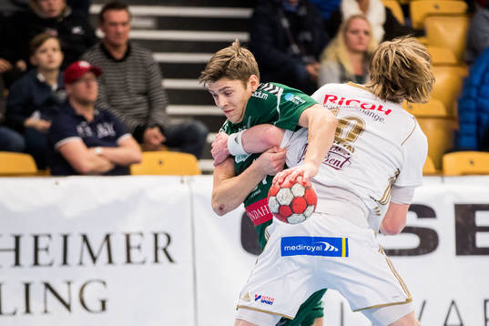 Helsingborgs David Svensson stoppas av Ricohs Henrik Olsson