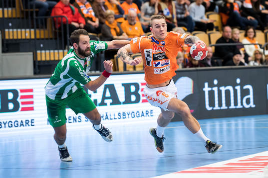 Kristianstads Tore Stig Moen Nilsen jagas av Hammarbys