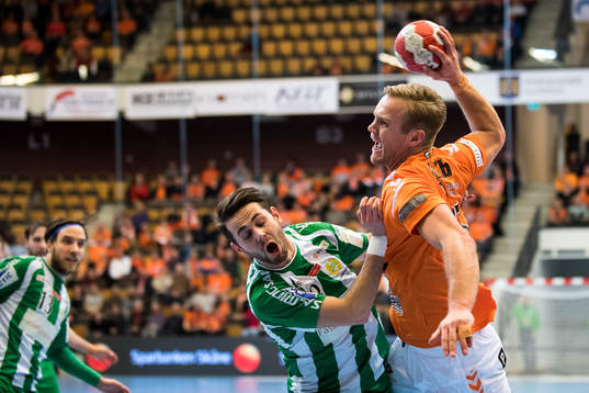 Kristianstads Gunnar Steinn Jónsson och Hammarbys Bastien