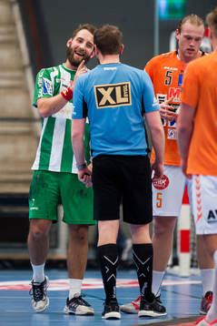 Hammarbys Patrik Fahlgren i samtal med domare