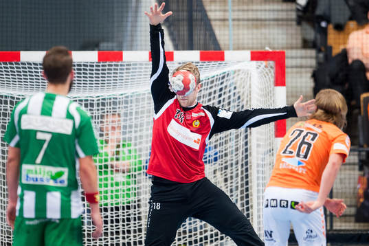 Kristianstads Valter Chrintz skjuter straff mot Hammarbys