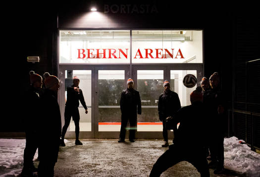 Karlskronasspelarna värmer upp utanför Behrn Arena med