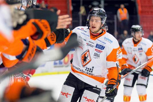 Karlskronas Carl Persson jublar med lagkamrater