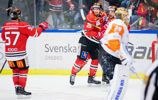 Örebros Tyson Spink gör 1-0 och jublar och Karlskronas