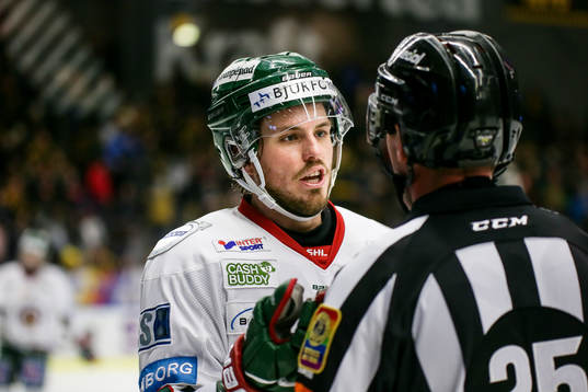 Frölundas Sebastian Stålberg pratar med Domare Tobias