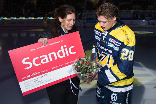 s Lawrence Pilut tar emot priset som månadens spelare i