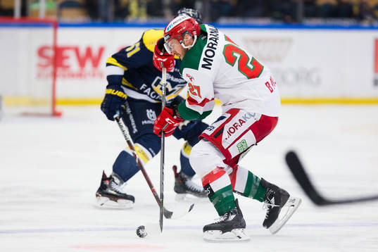 Moras Matt Bailey med pucken