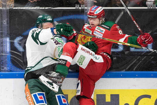 Färjestads Alexander Leandersson tacklar Moras Sebastian