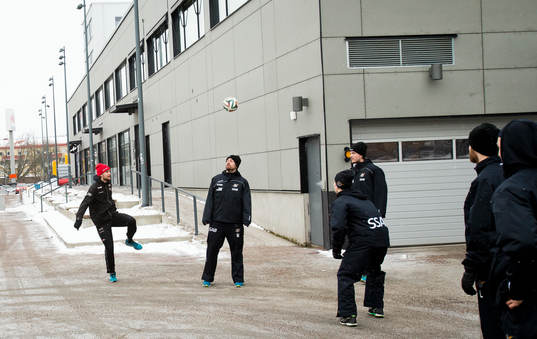 Luleåsspelarna värmer upp utanför Behrn Arena med fotboll