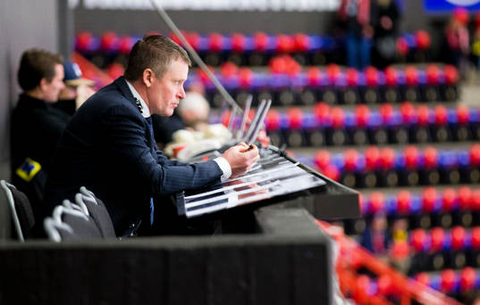 Örebros tränare Niklas Sundblad tittar på uppvärmningen