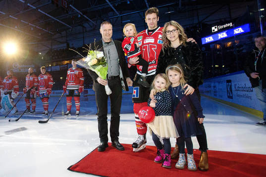 Örebros VD Mikael Johansson med Kalle Olsson med familj