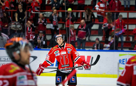 Örebros Kalle Olsson spelar i nummer 300 i samband med sin