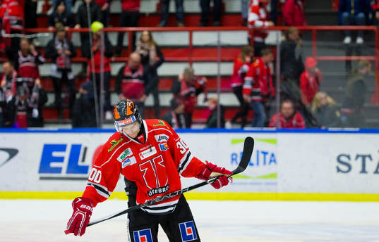 Örebros Kalle Olsson spelar i nummer 300 i samband med sin