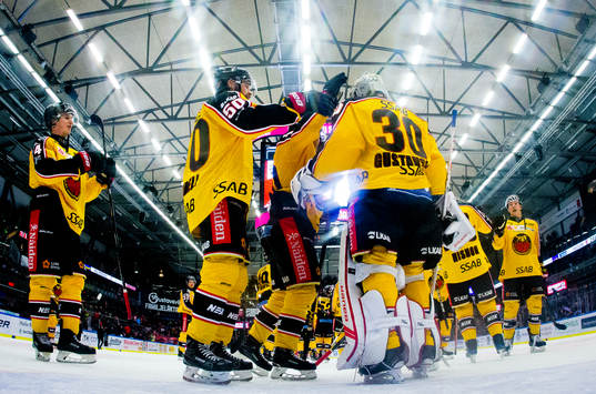 Jubel framför Luleås målvakt Filip Gustavsson