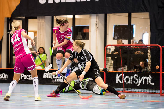 Malmö FCB Frida Mainz Ohlsson skjuter in 4-4 målet