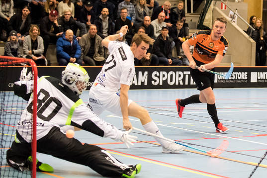 Höllvikens Dennis Sjöstedt skjuter mot Storvretas