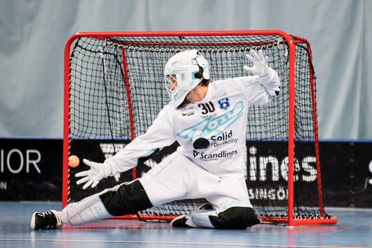 Helsingborgs målvakt Mattias Qvarfordt släpper boll bakom