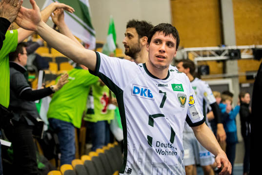 Füchse Berlins Kevin Struck tackar supportrar