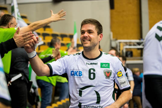 Füchse Berlins Drago Vukovic tackar supportrar