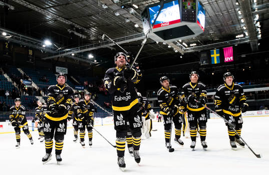 AIK's lag med Kalle Jellvert (närmast i bild) jublar