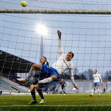 Norrköpings Lars Krogh Gerson räddar på mållinjen