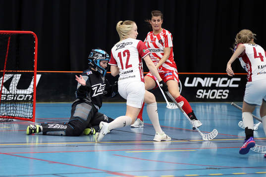 Telges målvakt Erika Stigulfsdotter och Cornelia Jansson