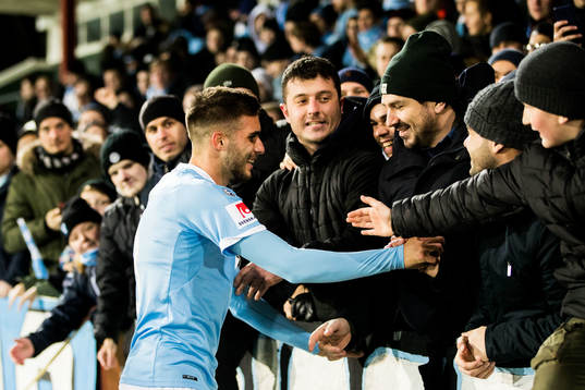 Malmö FFs Egzon Binaku jublar med publiken